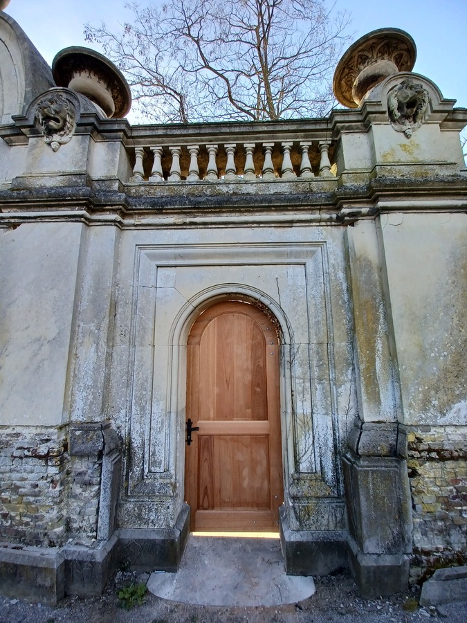 brama drewniana drzwi do kamienicy